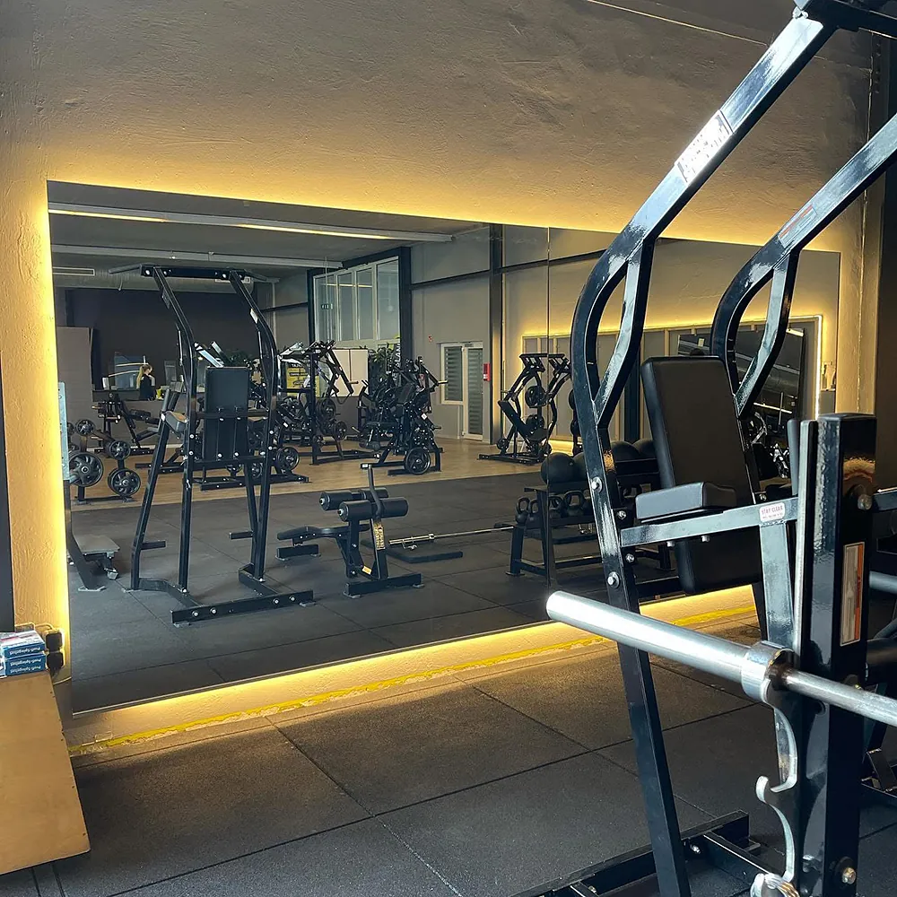 Referenzen Glasermeister Mielck - Spiegel Fitnessstudio