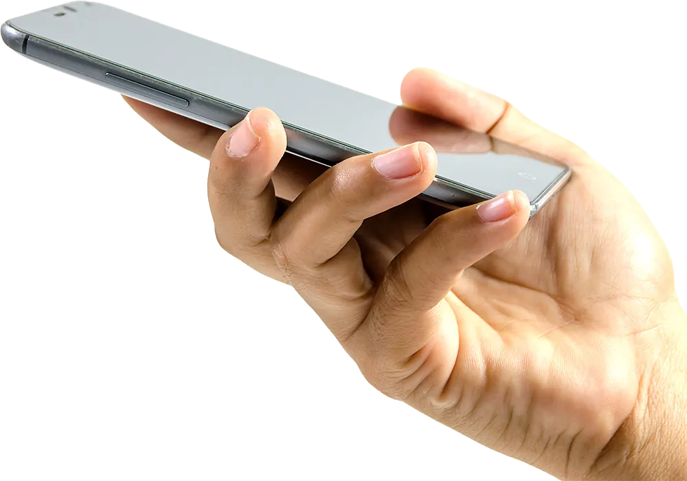 Hand in der ein Handy liegt