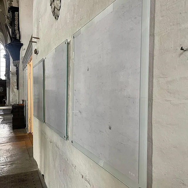 Wand mit Glasdekoration